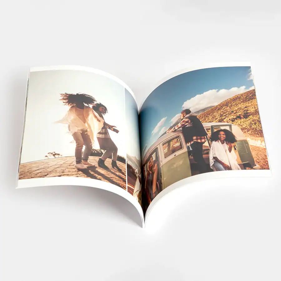 Capa de álbum de fotos com pessoas a dançar e explorar ao ar livre, ambiente de viagem e amizade.