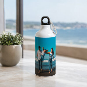Garrafa personalizada com fotografia de família, apresentada junto a uma janela com vista para o mar.