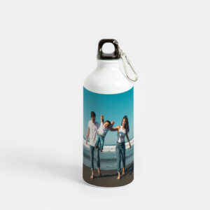 Garrafa personalizada com fotografia de família, tampa preta e mosquetão, sobre fundo branco.