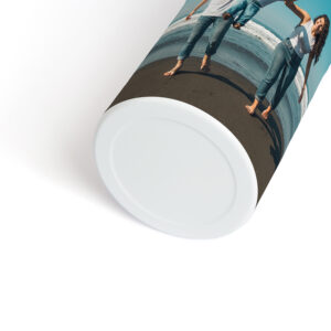 Pormenor da base branca de uma garrafa personalizada com fotografia de família.