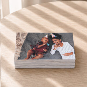 Conjunto de fotografias quadradas impressas, com uma fotografia de mãe e filho no topo.