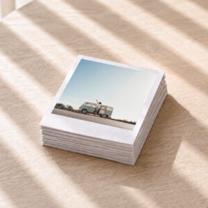 Conjunto de fotografias impressas em formato Polaroid sobre uma mesa de madeira.