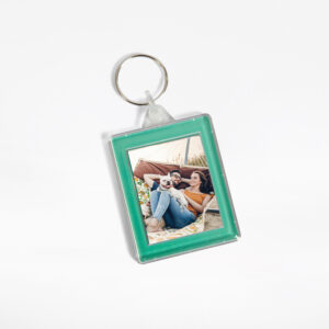 Porta-chaves verde personalizado com fotografia de um casal e do seu cão.
