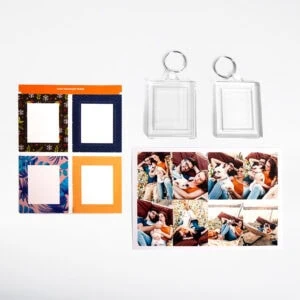 Conjunto para criar porta-chaves personalizados, com molduras coloridas, estruturas transparentes e fotografias.