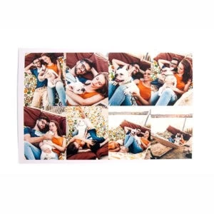 Folha impressa com várias fotografias de um casal e do seu cão para personalizar porta-chaves.