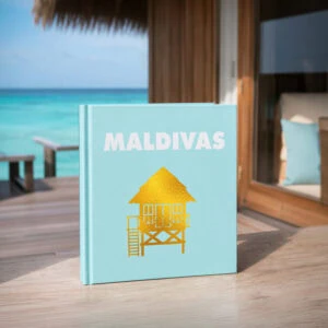 Álbum de fotos Classic azul personalizado com tema Maldivas junto ao mar.