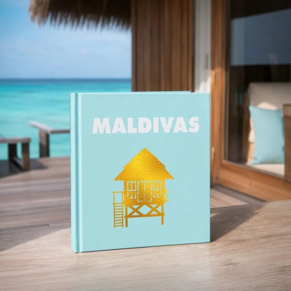 Álbum de fotos Classic azul personalizado com tema Maldivas junto ao mar.