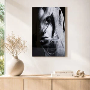 Metal Print com fotografia artística a preto e branco de um rosto feminino, aplicado numa parede.