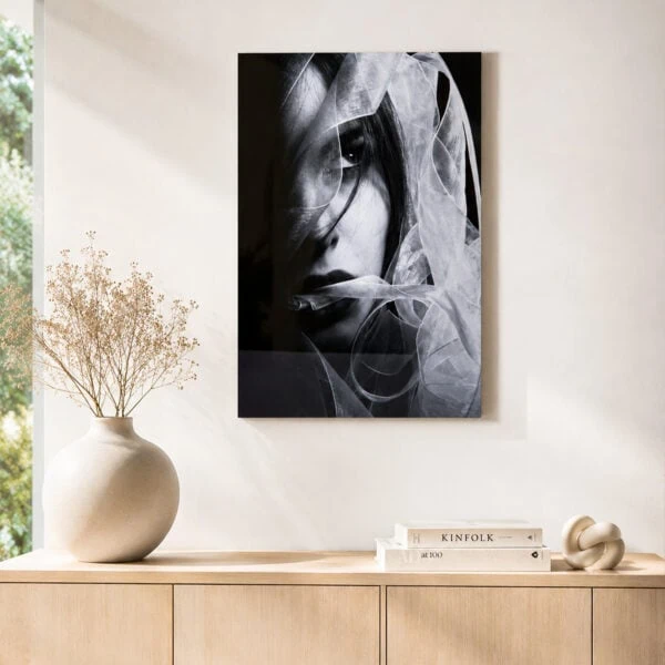 Metal Print com fotografia artística a preto e branco de um rosto feminino, aplicado numa parede.