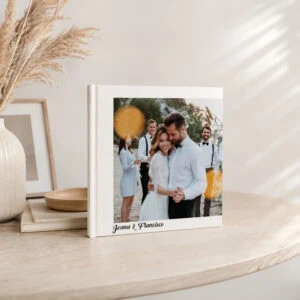 Photobook personalizado de casamento com fotografia de noivos e nomes na capa.
