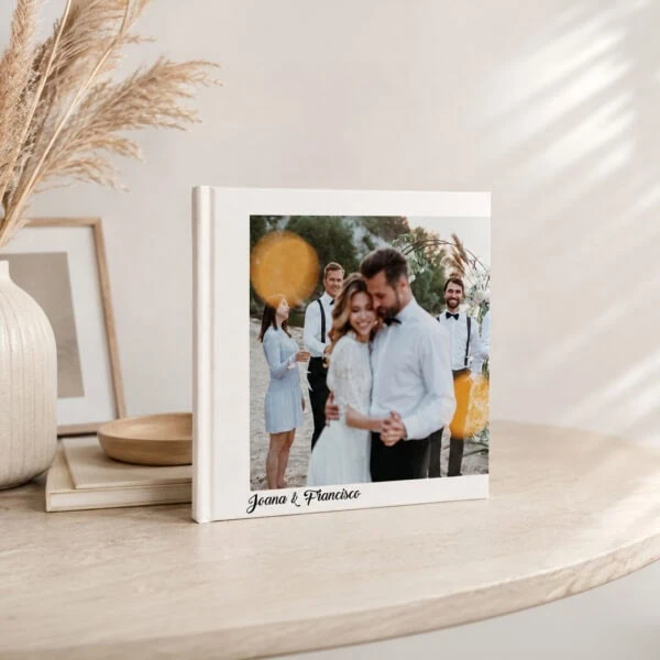 Photobook personalizado de casamento com fotografia de noivos e nomes na capa.