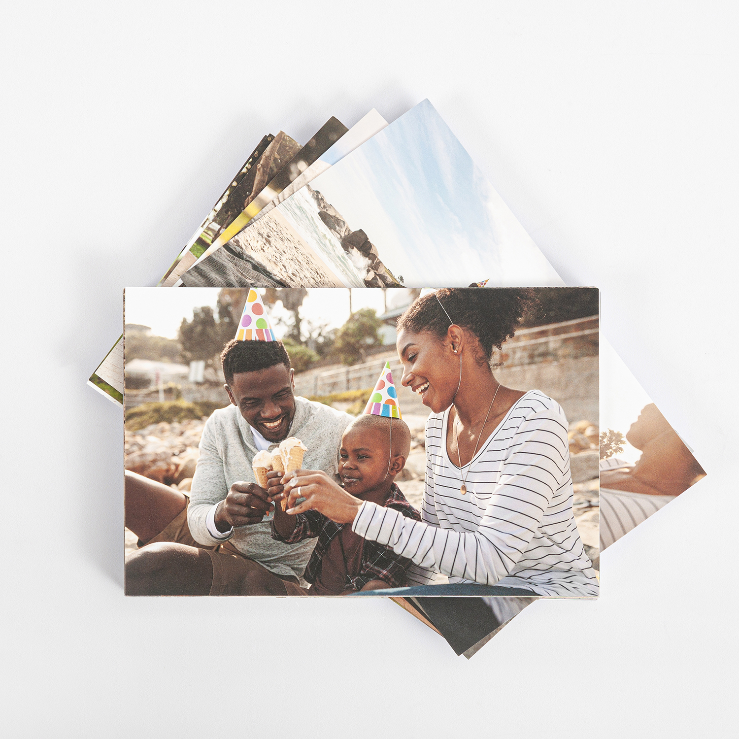 Pilha de fotografias impressas com uma fotografia de família à frente